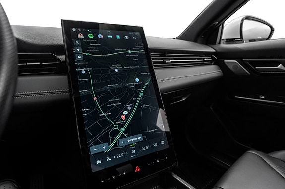 Navigasjon og mediekontroll samlet på stor, lettlest berøringsskjerm.