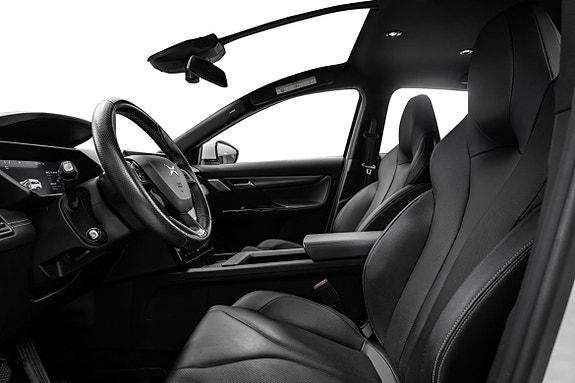 Interiør med komfortable skinnseter og elektrisk justering foran.