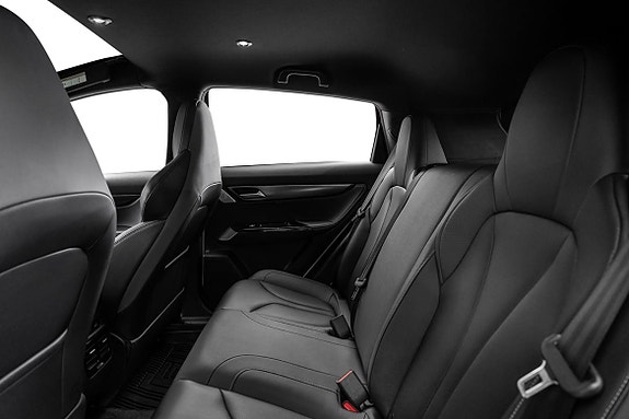 Bakseter i skinn med god plass og høy komfortnivå.