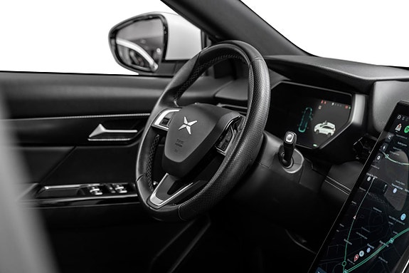 Førerfokusert ratt med intuitive knapper og digital skjerm for oversikt.