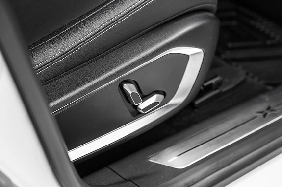 Komfortable skinnseter med finjusterbar sitteposisjon og luksuspreg.