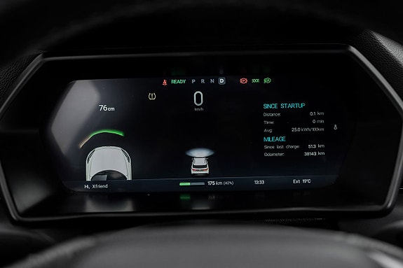 Digital dashbord med speedometer og sanntids statusindikatorer.