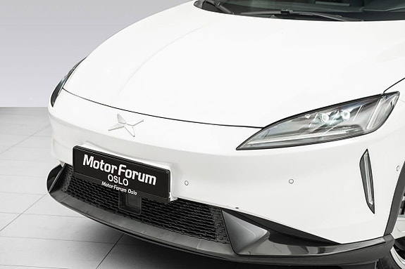 Elegant front med merke og fjernlysassistent for trygg kjøring.