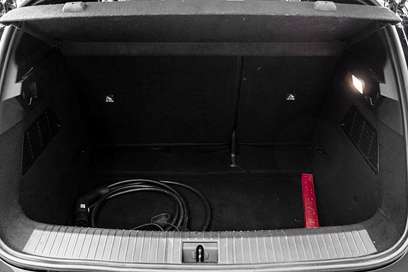 Romslig bagasjerom med ladingklar kabel, klar for langtur.