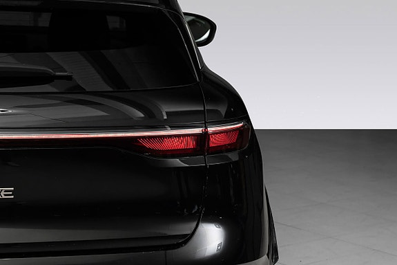 Aerodynamisk bakparti med skarpe linjer og markante lys.