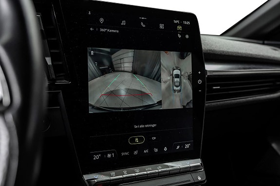 Bakgrunnskamera med parkeringslinjer gir trygg manøvrering i trange rom.