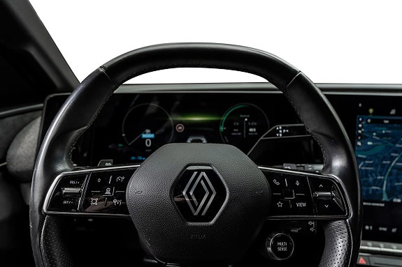 Digital kjørecomputer gir oversikt med Renault-logotrå rattkomfort.