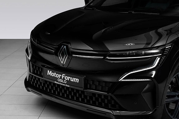 Moderne front uttrykker kraft og eleganse i hvitt showroom.