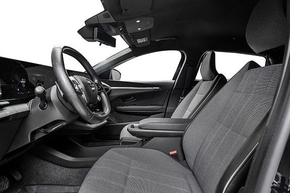 Komfortabel kupé med digital instrumentering og oppvarmet ratt.