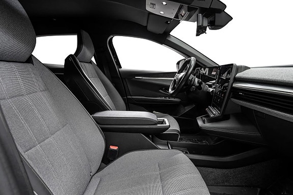 Moderne kupé med todelt seteløsning og stor infotainment-skjerm.