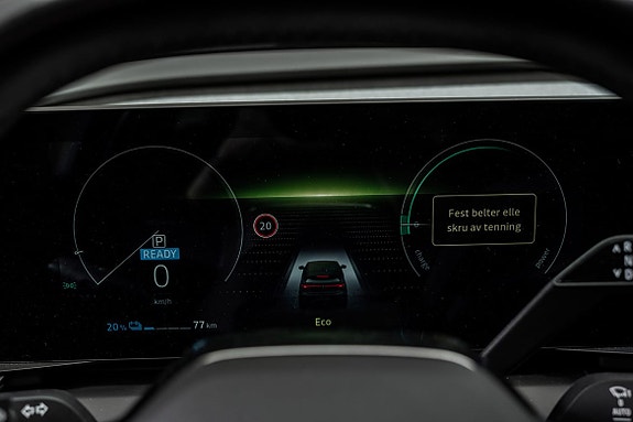 Navigasjon og kjøretøystatus tydelig på den digitale instrumentklyngen.