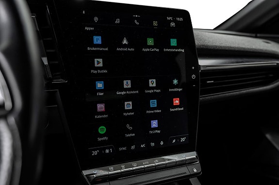 Brukervennlig skjerm med apper og bilfunksjoner lett tilgjengelig.