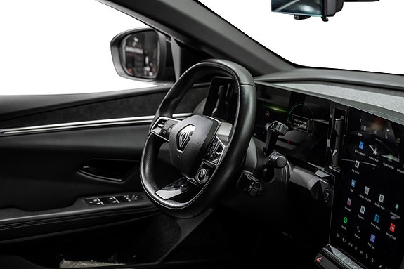 Ergonomisk ratt med Renault-logo og oversiktlig, stor skjerm.