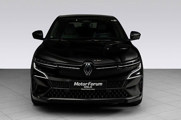 Sporty front med LED-lys og karakteristisk grill i svart.