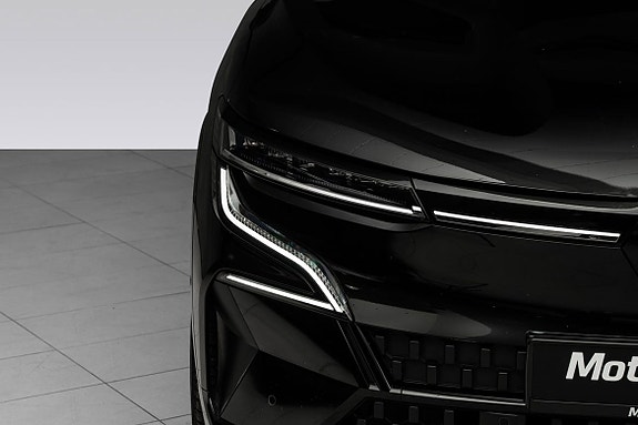 Effektfulle LED-frontlykter og sportslig grill i sort utførelse.