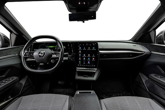 Stor, responsiv berøringsskjerm med integrert navigasjon og smartmenyer.