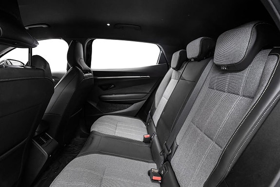 Romslige bakseter med Isofix-fester og komfortabel grå tekstil.