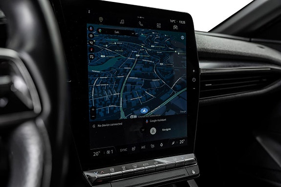 Moderne infotainmentsystem med rask navigasjon og klimafunksjoner.