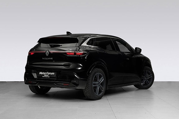 Skarpe baklykter gir tidløs design og bedre synlighet.