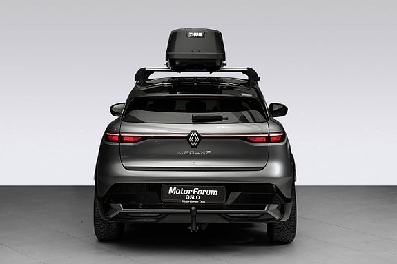 Sleek baklys med hengerfeste og praktisk takboks.