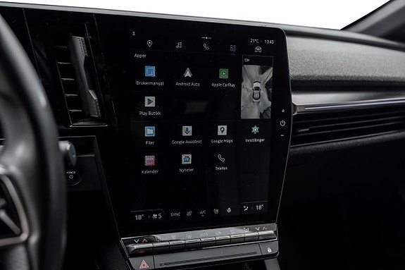 Moderne infotainment med flere apper og intuitive kontroller.