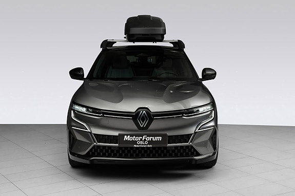 LED-lys og adaptiv cruise control gir trygg kjøring.