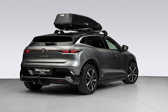 Sporty bakparti med takboks og parkeringssensorer bak.