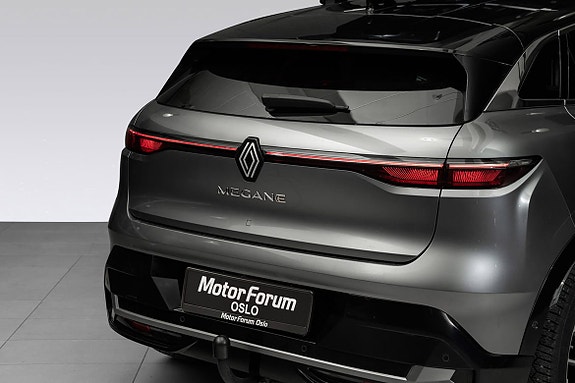 Tonede vinduer og parkering med sensorer for enkel manøvrering.