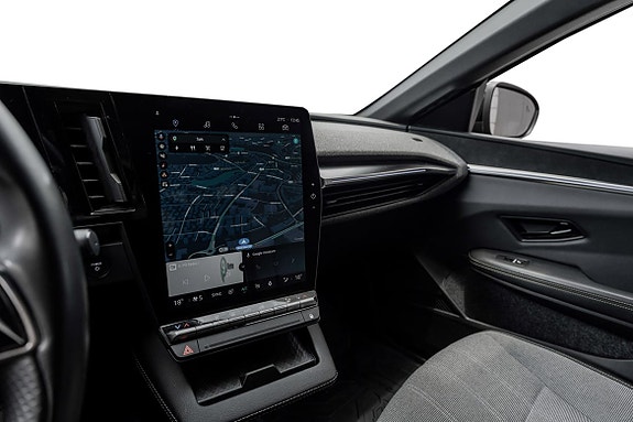 Intuitivt infotainmentsystem med kart og smarte funksjoner.