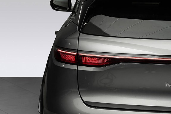 Baklys som fremhever moderne design og parkeringsassistent.