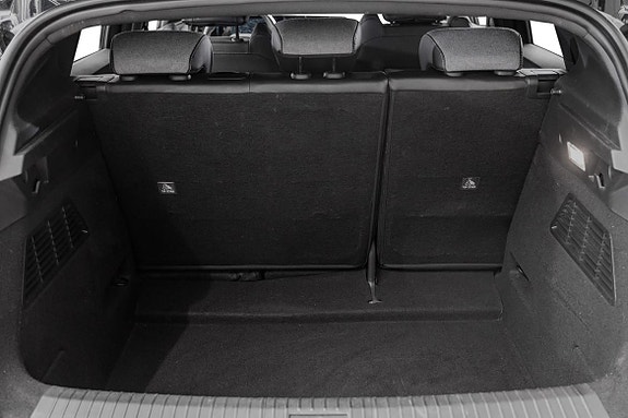 Romslig bagasjeplass med praktisk oppbevaringsrom og Thule skiboks.