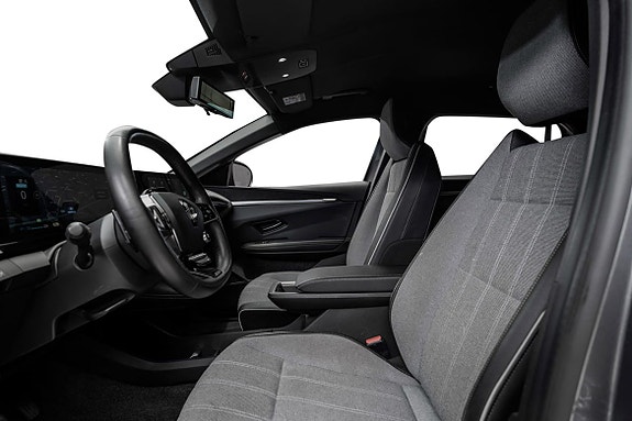 Komfortable skinnseter med oppvarmet ratt for kalde dager.