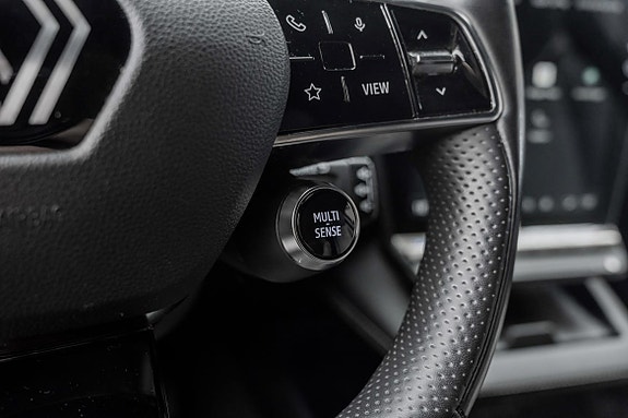 Ratt med multifunksjonsknapper gir kontroll uten å slippe tak.