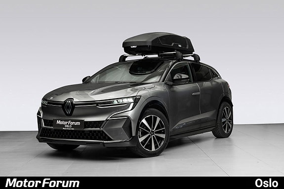 Moderne grå elbil med Thule skiboks for aktive eventyr.