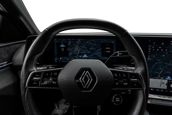 Digital instrumentering og adaptiv cruise gir behagelig kjøring.