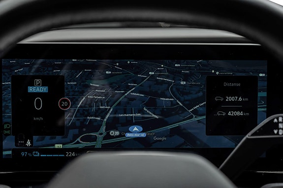 Full oversikt med digitalt dashbord og navigasjonskart.