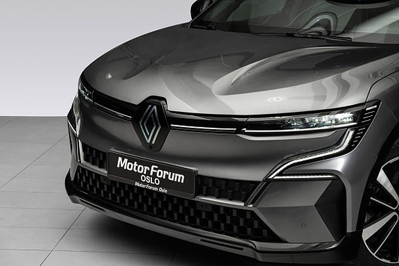 Stilren front med skinnseter og avansert navigasjonssystem.