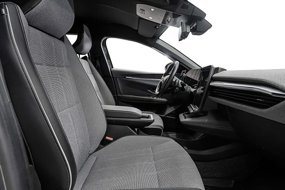 Stilren grå interiør med smart skjerm for bedre kjøreopplevelse.