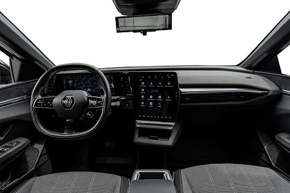 Stor berøringsskjerm med innebygd GPS og kjørecomputer.