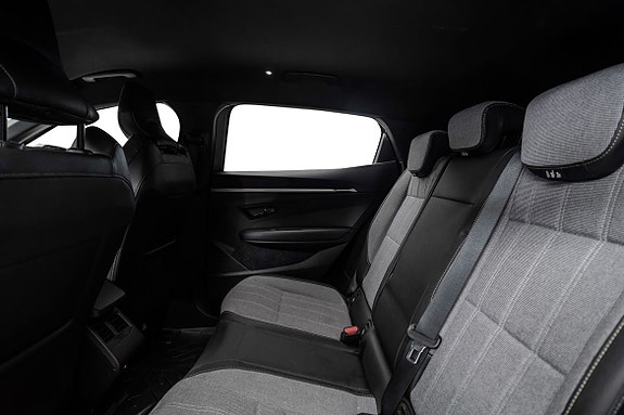 Romslig baksete med Isofix-fester for økt trygghet.