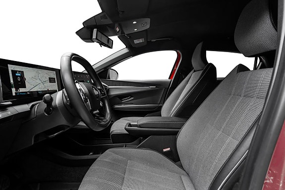 Komfortable seter i grå tekstil med brukervennlig infotainment.