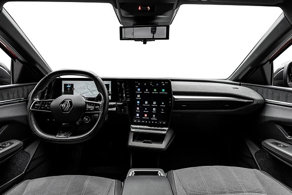 Moderne cockpit med stor touchskjerm og digitalt instrument.