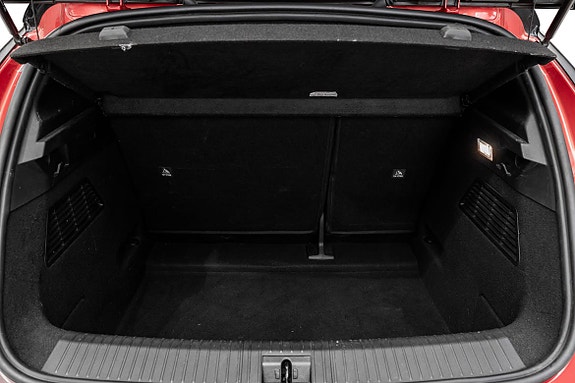 Romslig bagasjeområde med solid teppegulv og praktiske sider.