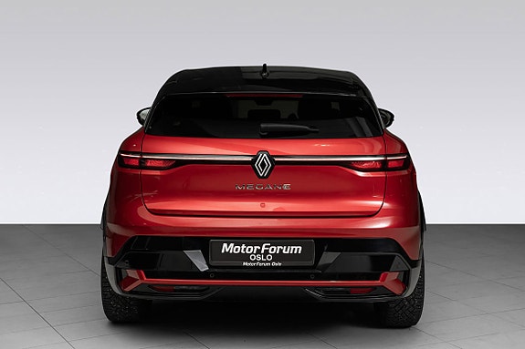 Sleek baklys og moderne konturer i skarp design.