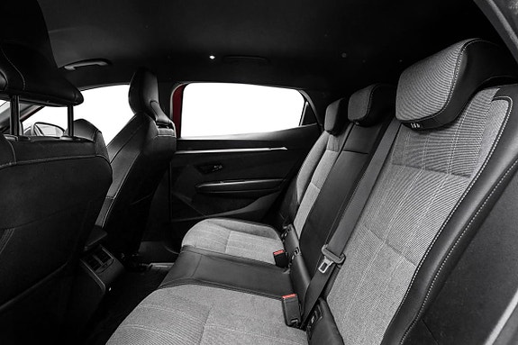 Romslig bakseter med ISOFIX for sikker barnestolmontering.