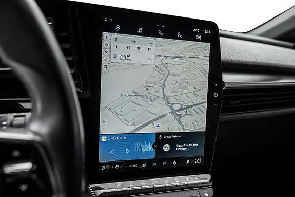 Berøringsskjerm med kart og intuitive kjørekontroller.
