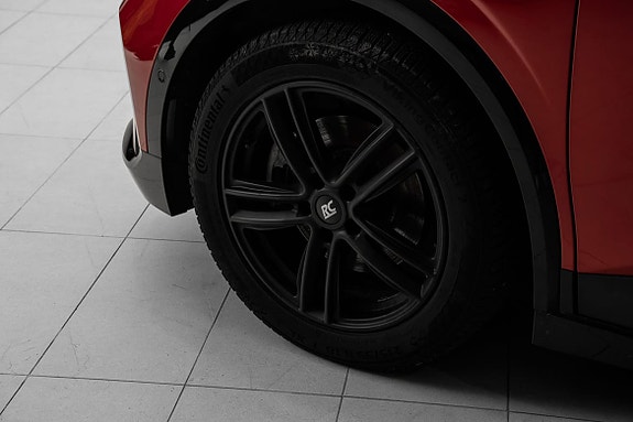 Stilrene sorte lettmetallfelger understreker bilens sporty uttrykk.