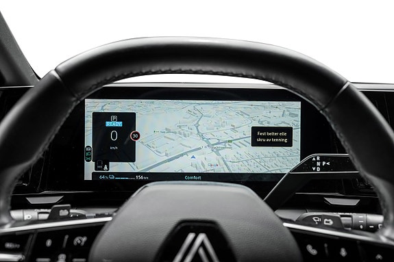 Navigasjon med tydelig kart og moderne digital instrumentering.