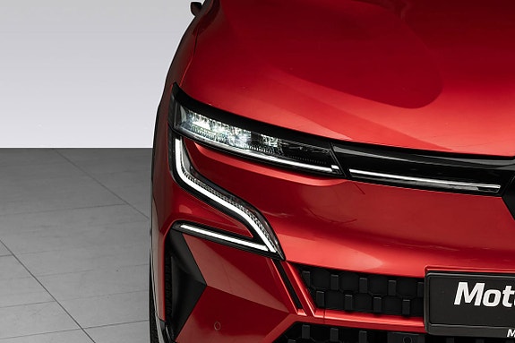 Skarp frontprofil med innovative LED-lys og aerodynamikk.