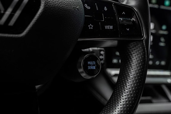 Multifunksjonelt ratt med enkel tilgang til kjørefunksjoner.